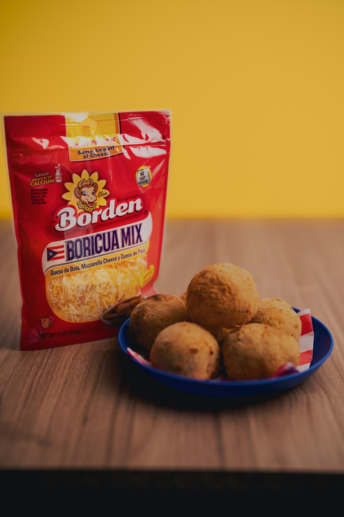 Arancini sobre fondo amarillo