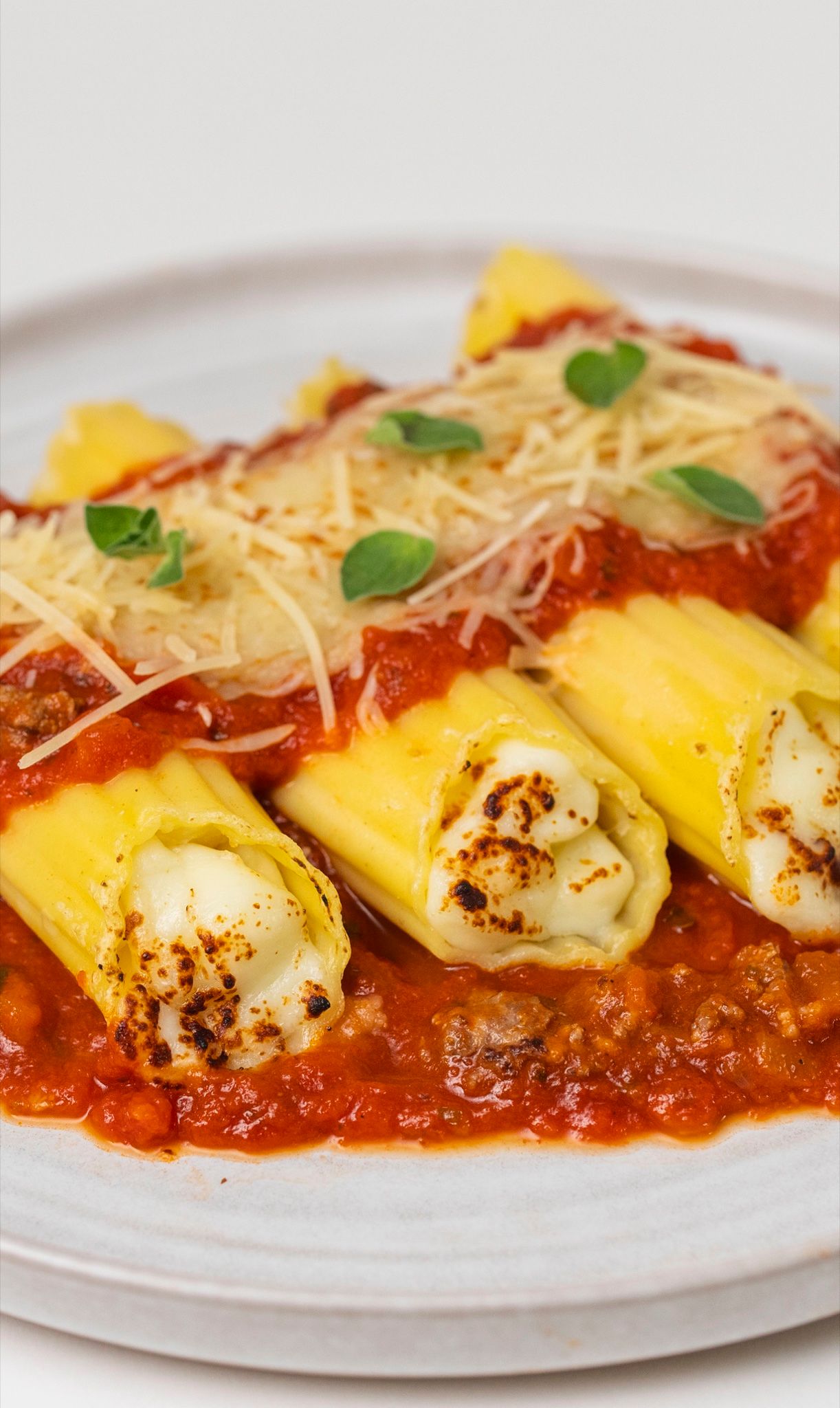 Manicotti con salsa roja y queso