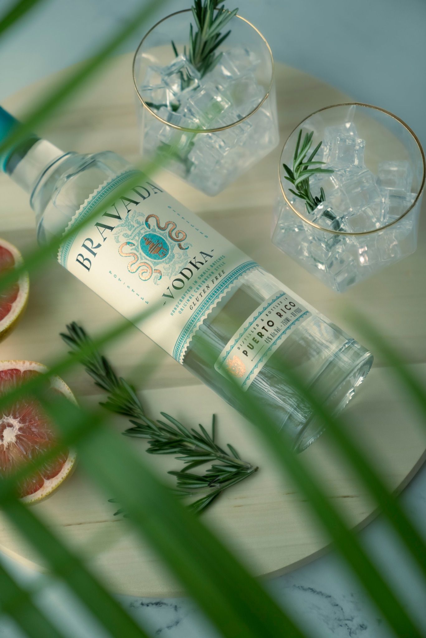 Botella de Bravada Vodka con paisaje