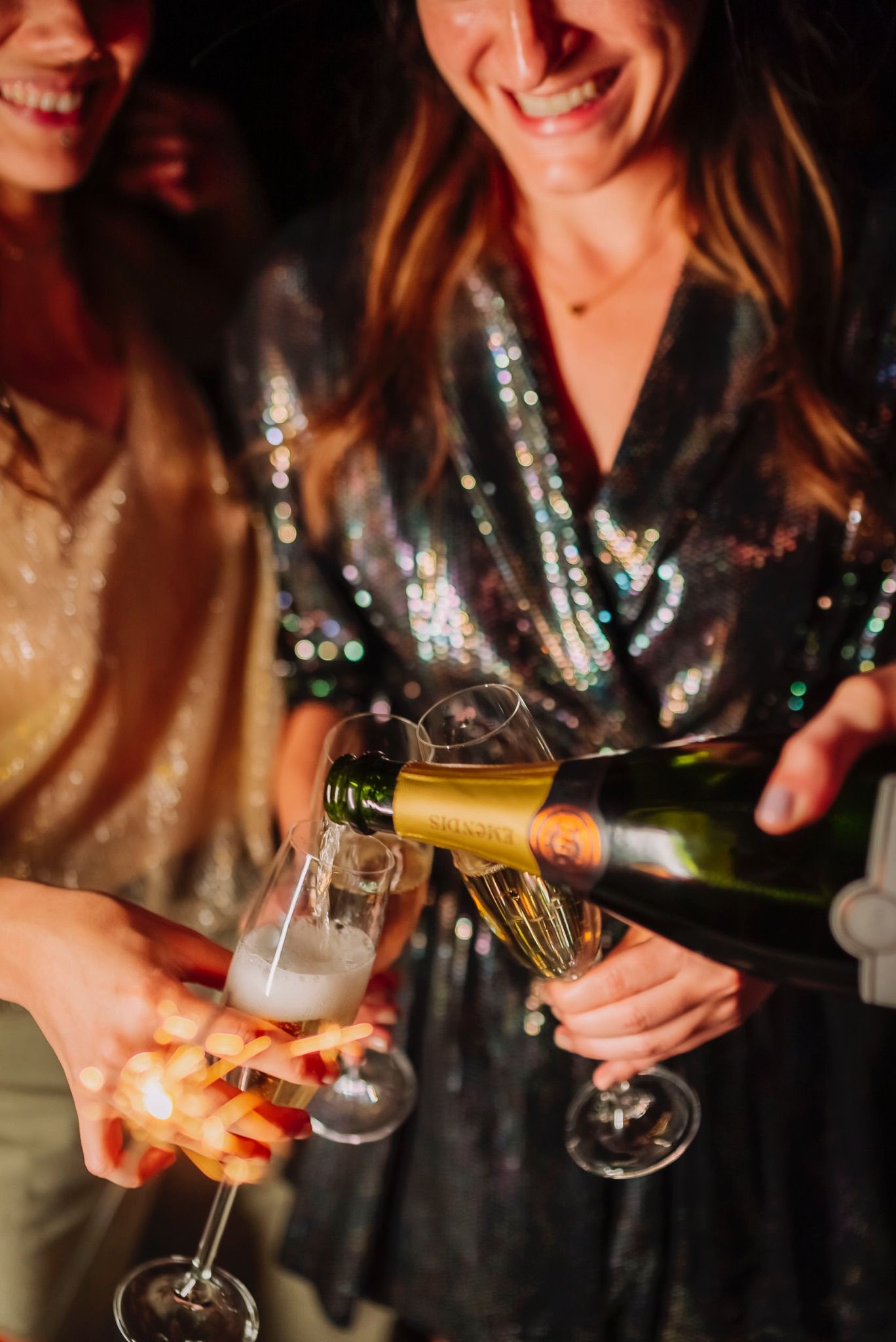 Brindis con espumoso entre invitadas en una fiesta de marca