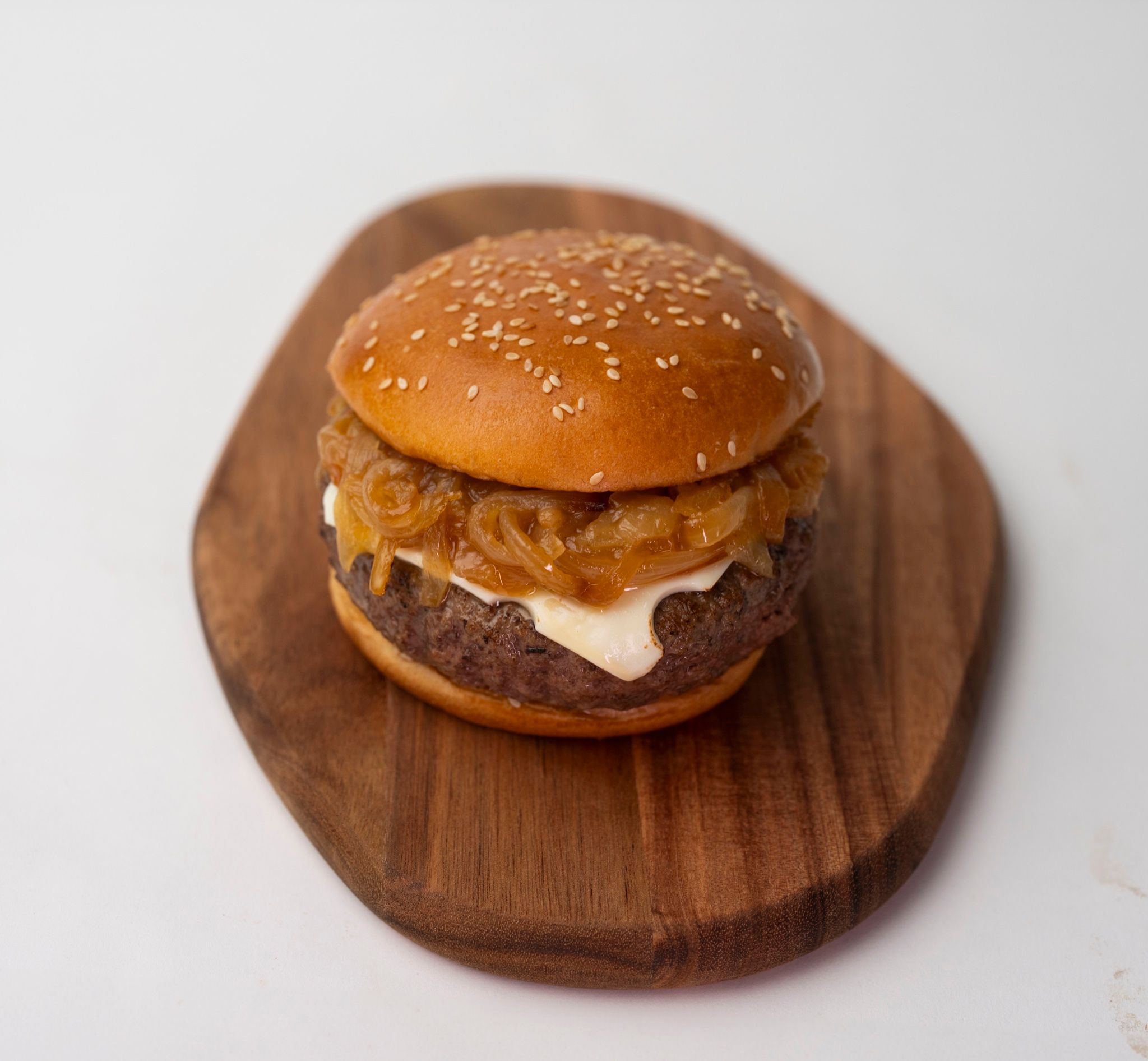 Hamburguesa con papas en tabla