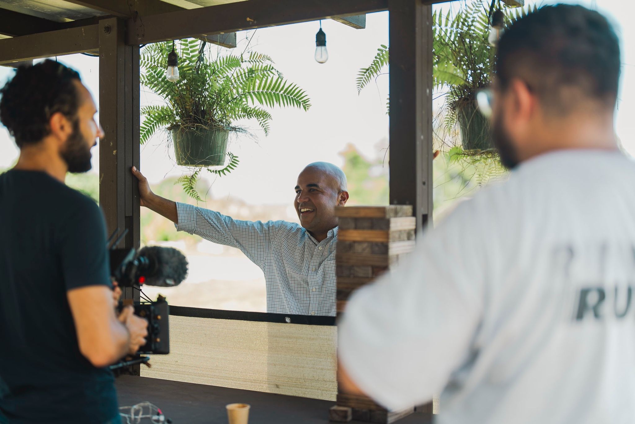 Camarógrafo y entrevistado en el porche de una finca