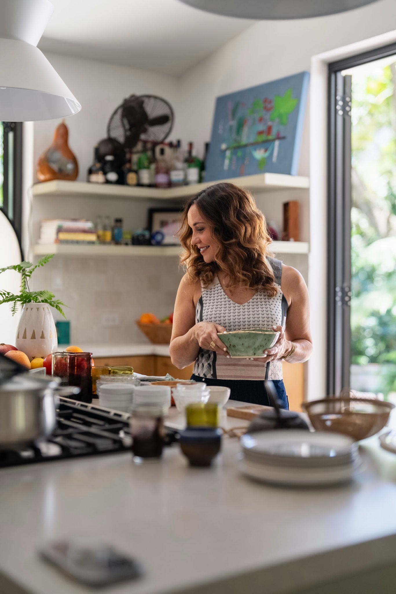 Integrante del equipo sonriendo mientras cocina en la cocina del set