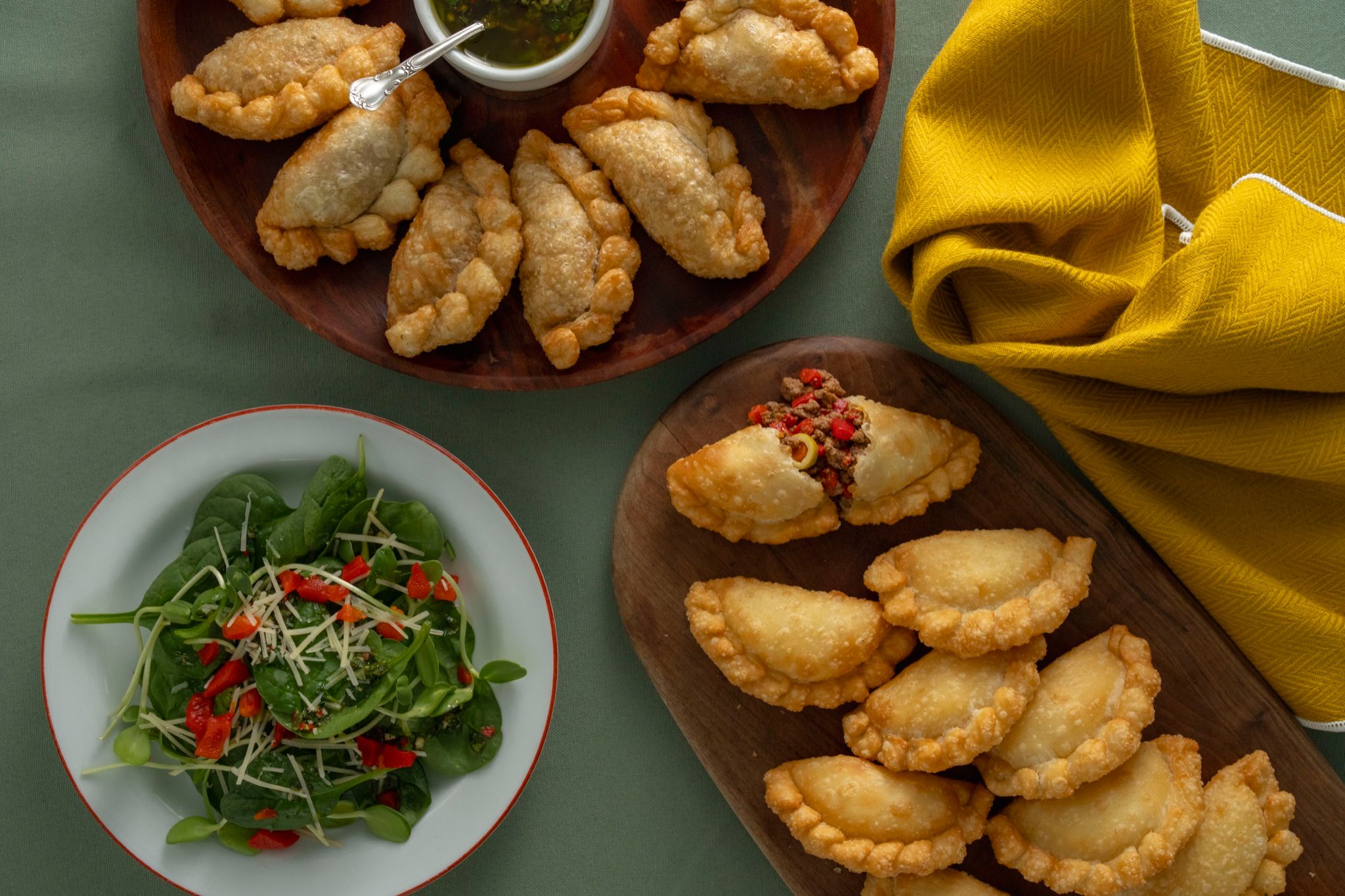 Empanadillas en plato con salsa