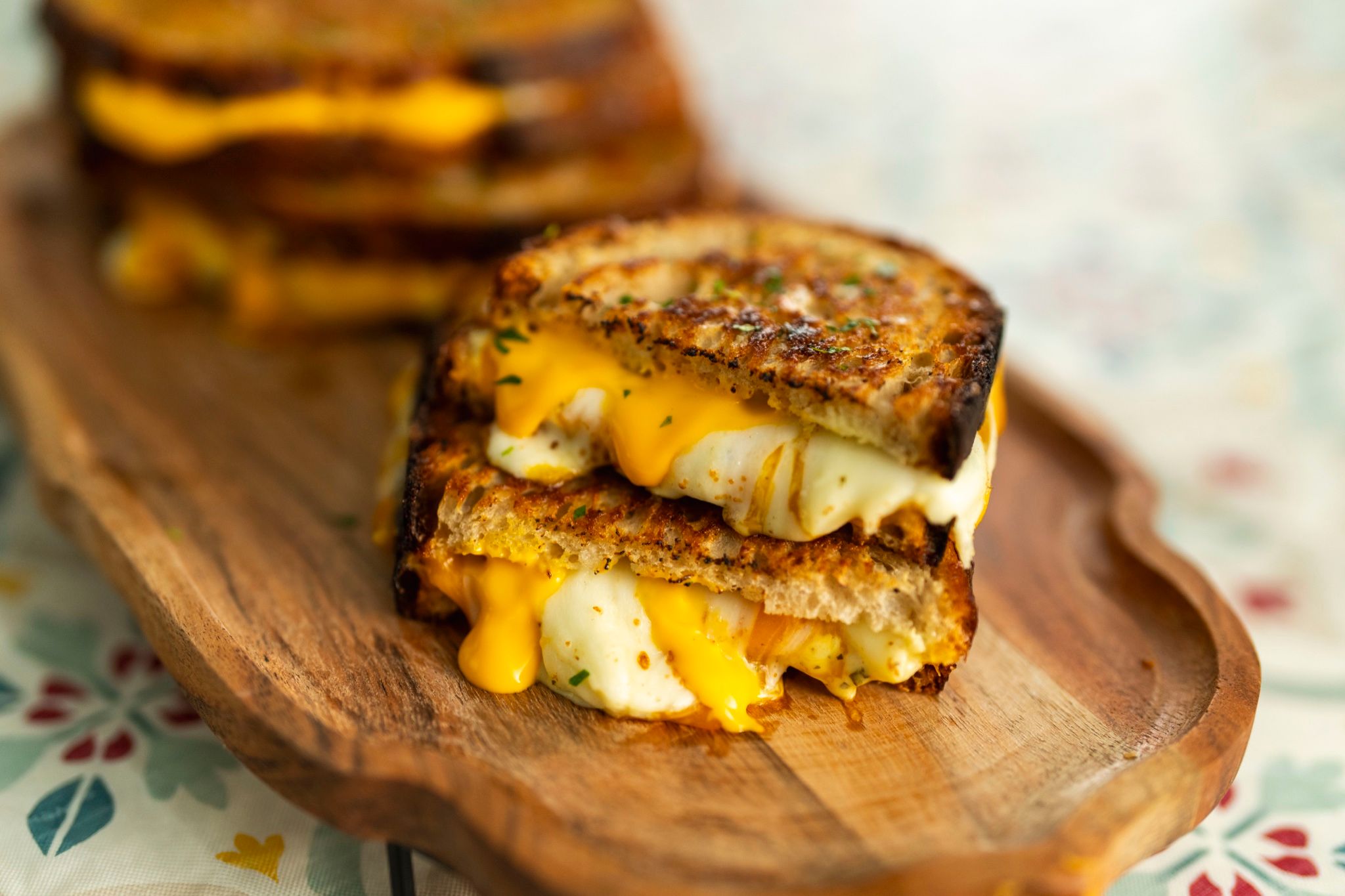 Sándwich de queso derretido sobre tabla
