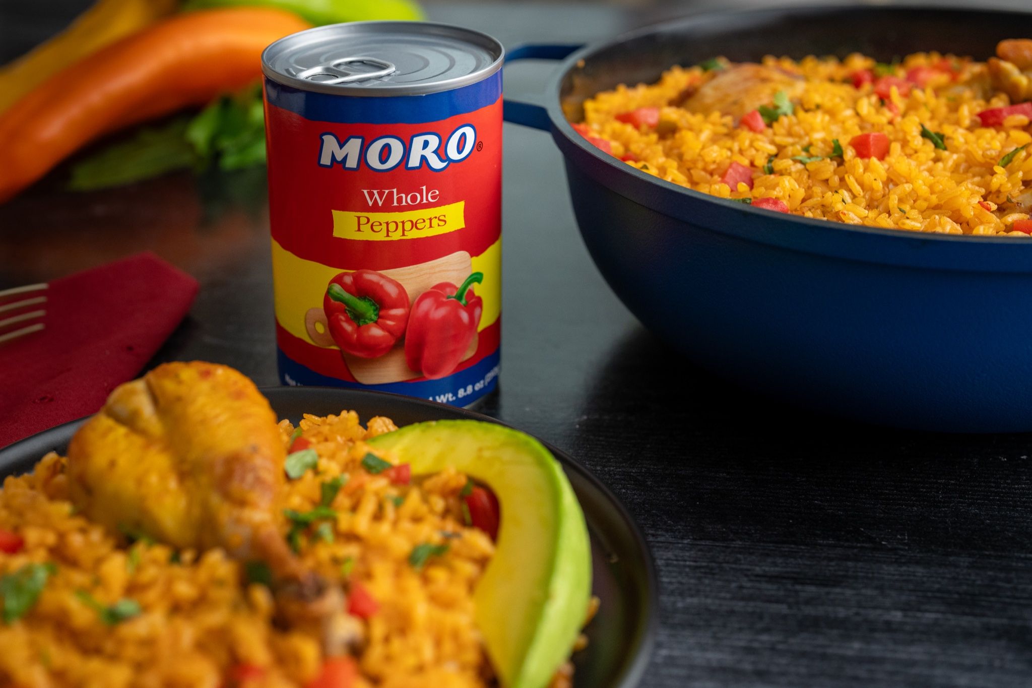 Arroz con pollo junto a una lata de Moro