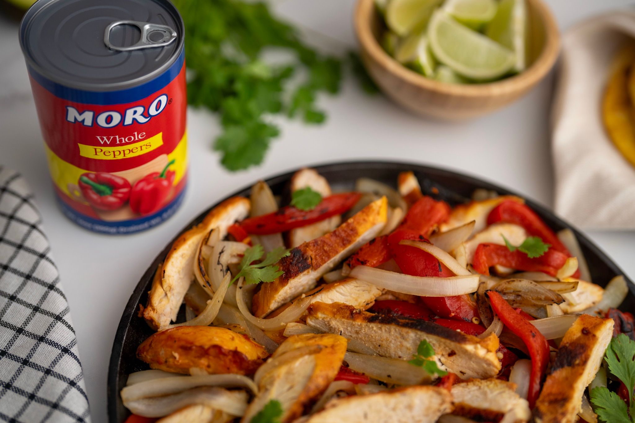 Fajitas de pollo en sartén de hierro