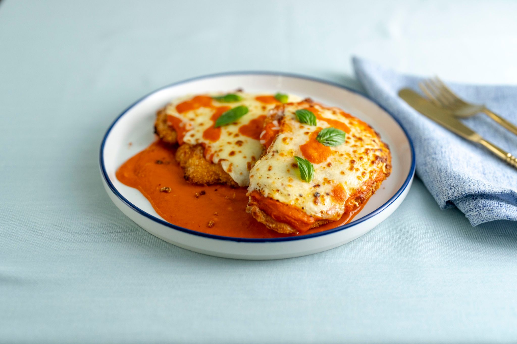 Pollo a la parmesana con salsa roja