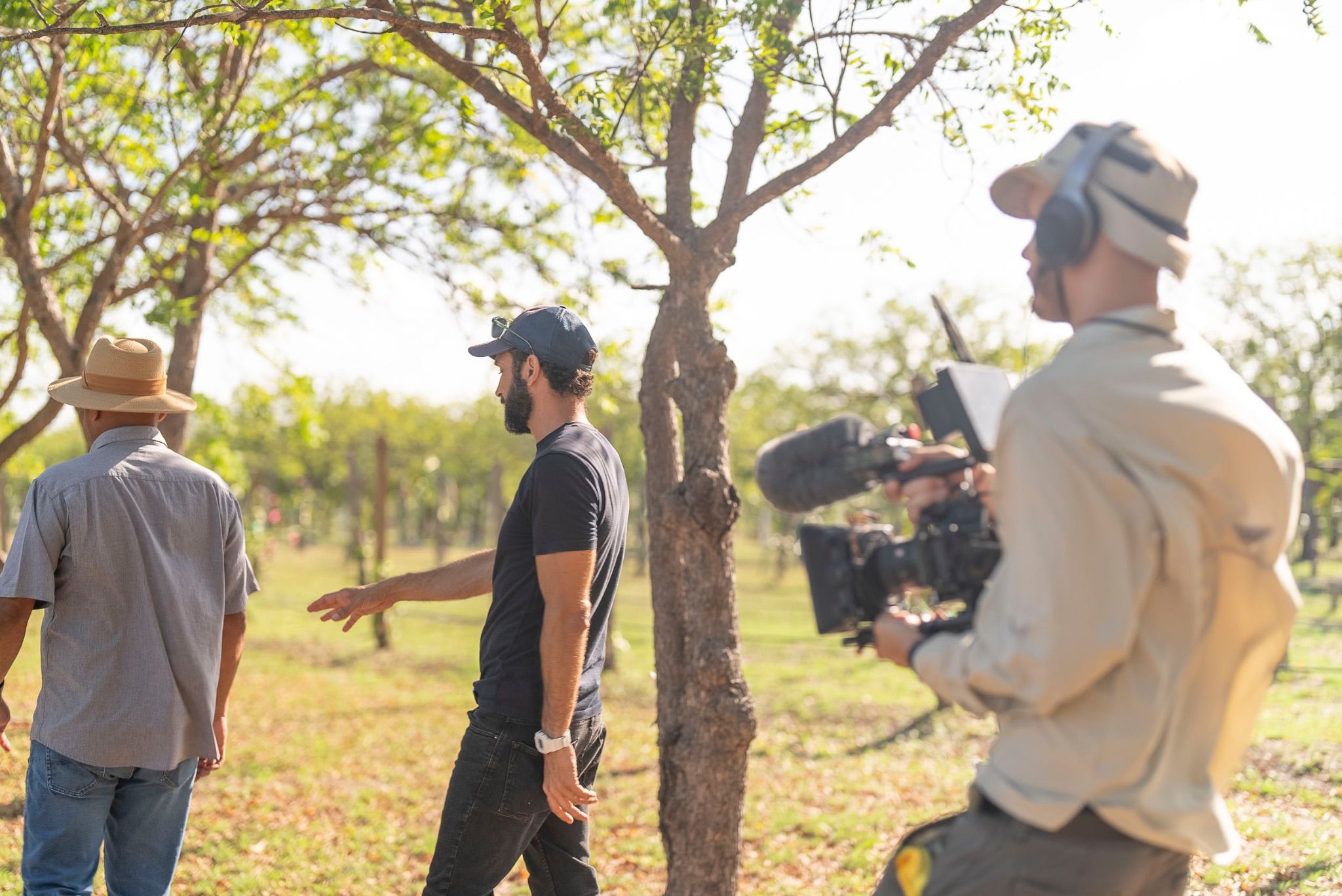 Equipo de filmación grabando con cámara y micrófono en una finca