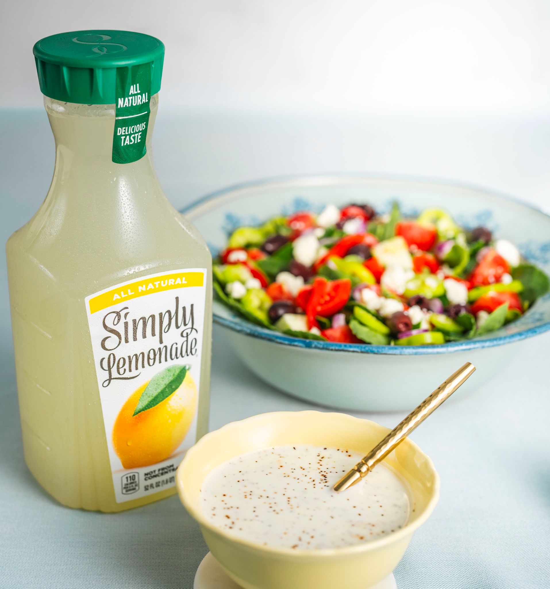 Ensalada con botella de limonada