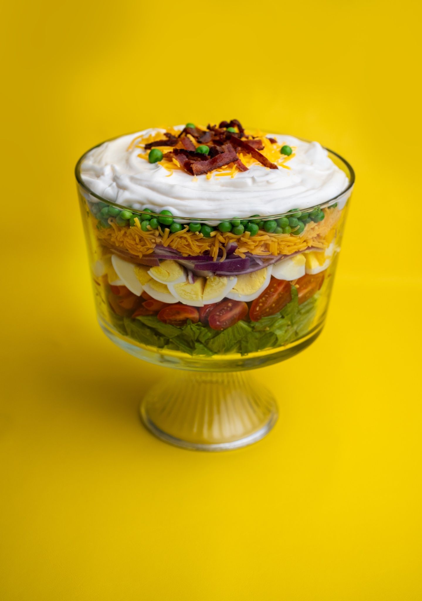 Trifle de capas en copa sobre fondo amarillo
